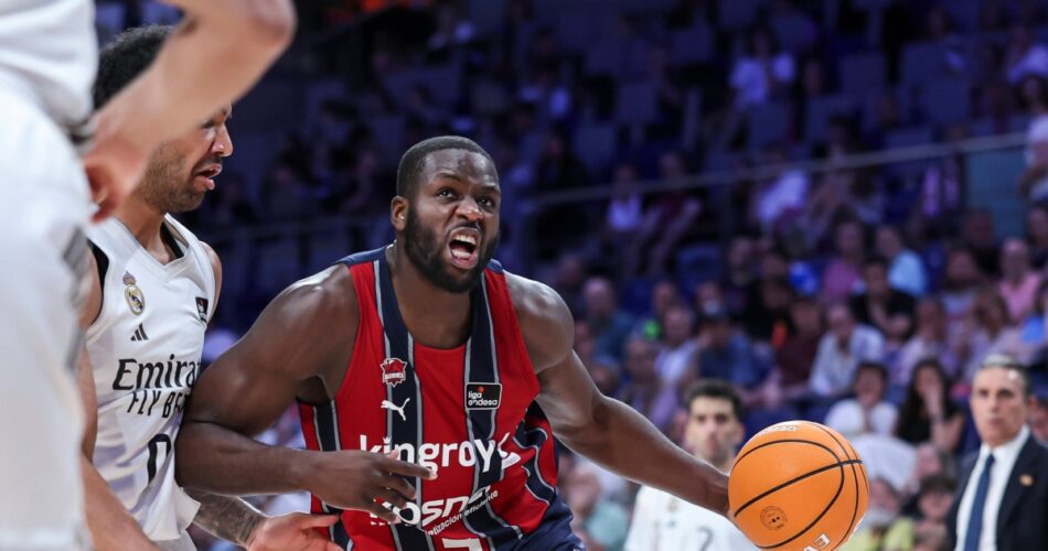 Ο Ομορούγι σε αγώνα της Μπασκόνια στην EuroLeague πριν από τη μεταγραφή του στην Μπεσίκτας