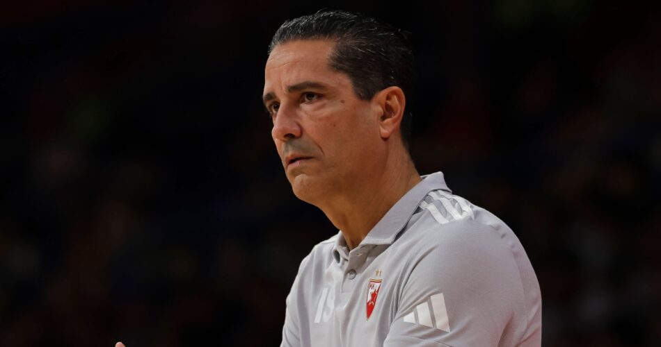 Ο Γιάννης Σφαιρόπουλος σε αγώνα της EuroLeague με τον Ερυθρό Αστέρα, ενώ βρίσκεται στη λίστα της Μπαρτσελόνα για τη θέση του προπονητή.