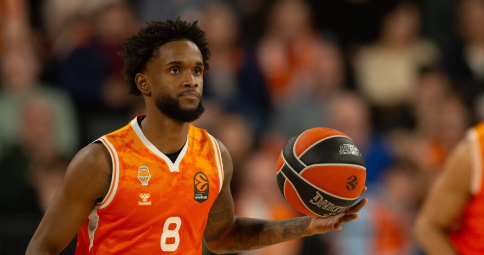 Ο Μοντέρο σε αγώνα EuroLeague με τη Βαλένθια κόντρα στον Ολυμπιακό πριν από τη μεταγραφή του στους Πειραιώτες