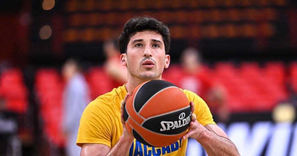 Ο ΝτιΜπαρτολομέο σε αγώνα της Μακάμπι στη EuroLeague πριν από την ανανέωση του συμβολαίου του έως το 2028