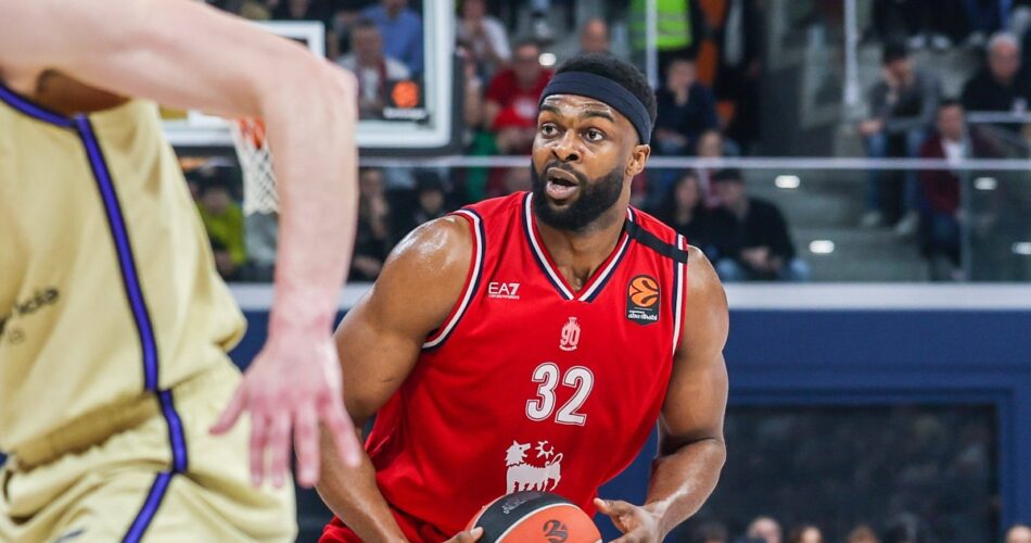Ο Τζος Νίμπο σε αγώνα της Αρμάνι Μιλάνο στην EuroLeague πριν από τη μεταγραφή του στην Μπαρτσελόνα