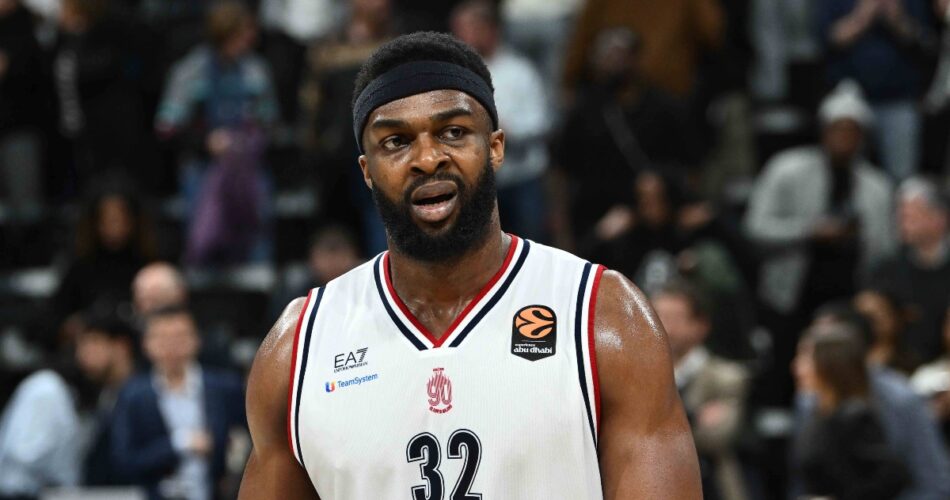 Ο Τζος Νίμπο σε αγώνα της Αρμάνι Μιλάνο στη EuroLeague πριν από την αποχώρησή του