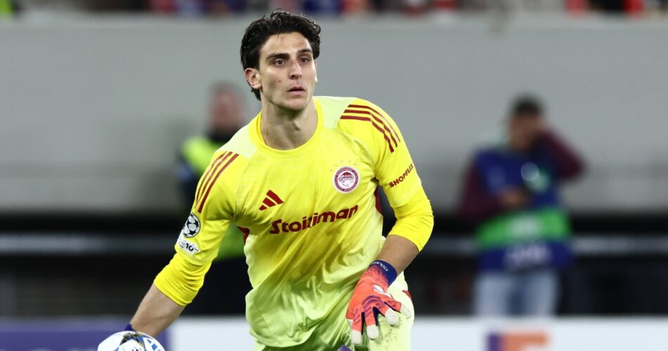 Ο Τζολάκης σε αγώνα του Ολυμπιακού στη Super League, ενώ η Χαλ ενδιαφέρεται για την απόκτησή του.
