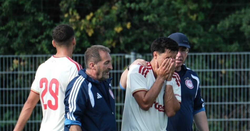 Ο Σιπιόνι αντιδρά μετά τον τραυματισμό του στον ώμο στο φιλικό του Ολυμπιακού με τη Φορτούνα Σιτάρντ