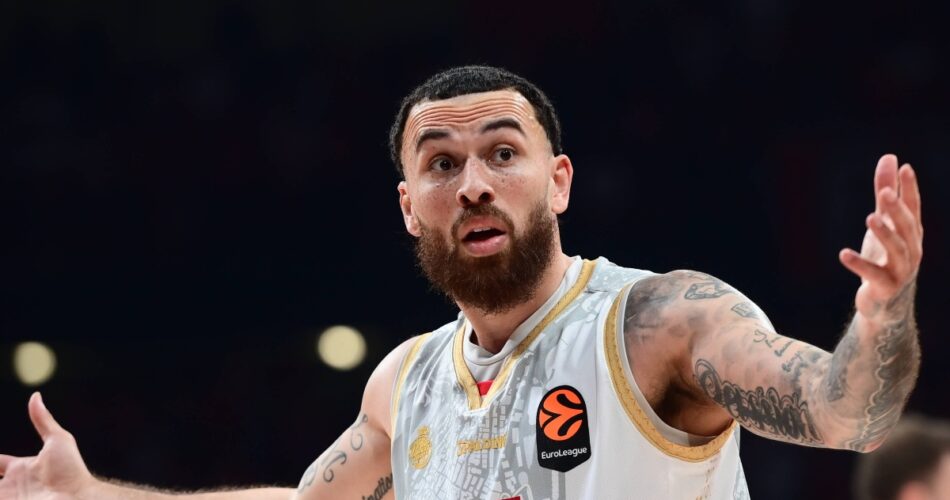 Ο Μάικ Τζέιμς σε αγώνα της Μονακό στη EuroLeague πριν από τη μεταγραφή του στην Εφές