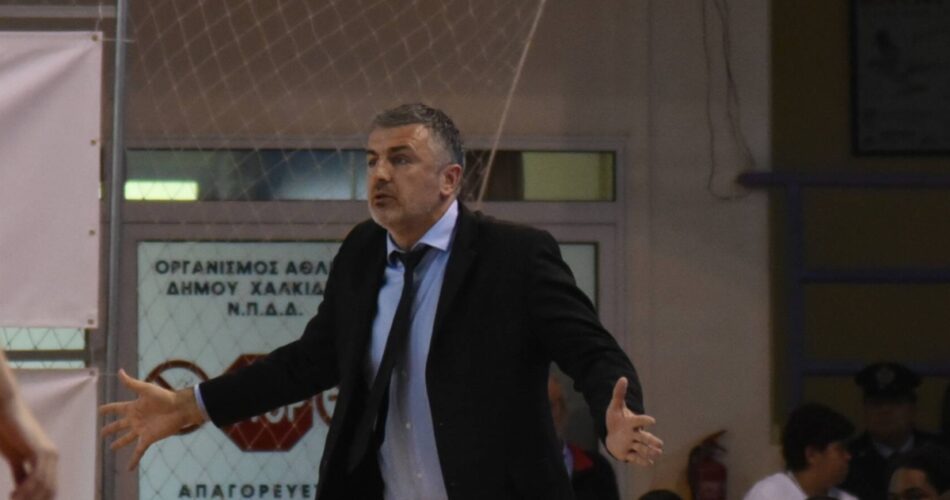 Ο Νίκος Βετούλας στον πάγκο ομάδας της Basket League πριν συνεχίσει την καριέρα του στην Κίνα