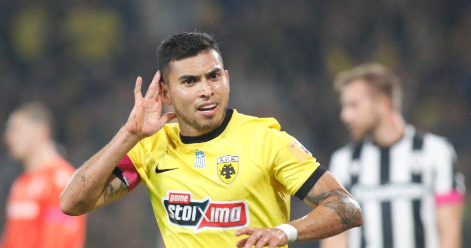 Ο Ορμπελίν Πινέδα σε αγώνα της ΑΕΚ στη Super League, λίγο πριν από την ολοκλήρωση της μεταγραφής του στη Μοντερέι.