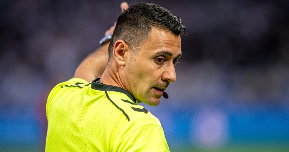 Ο Δανός διαιτητής Σάντι Πούτρος σε αγώνα της UEFA πριν από το Ντιναμό Κιέβου - ΠΑΟΚ