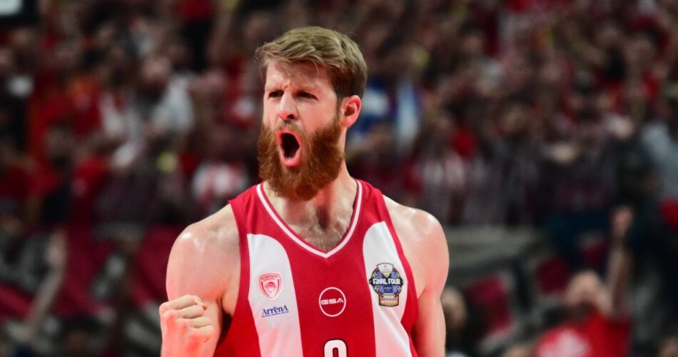 Ο Τόμας Γουόκαπ σε αγώνα της EuroLeague με τον Ολυμπιακό, ενώ βρίσκεται στο επίκεντρο των εξελίξεων για το μέλλον του και το ενδιαφέρον της Ντουμπάι BC.