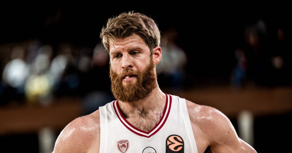 Ο Γουόκαπ σε αγώνα του Ολυμπιακού στην EuroLeague, ενώ βρίσκεται στο επίκεντρο του ενδιαφέροντος της Ντουμπάι BC.