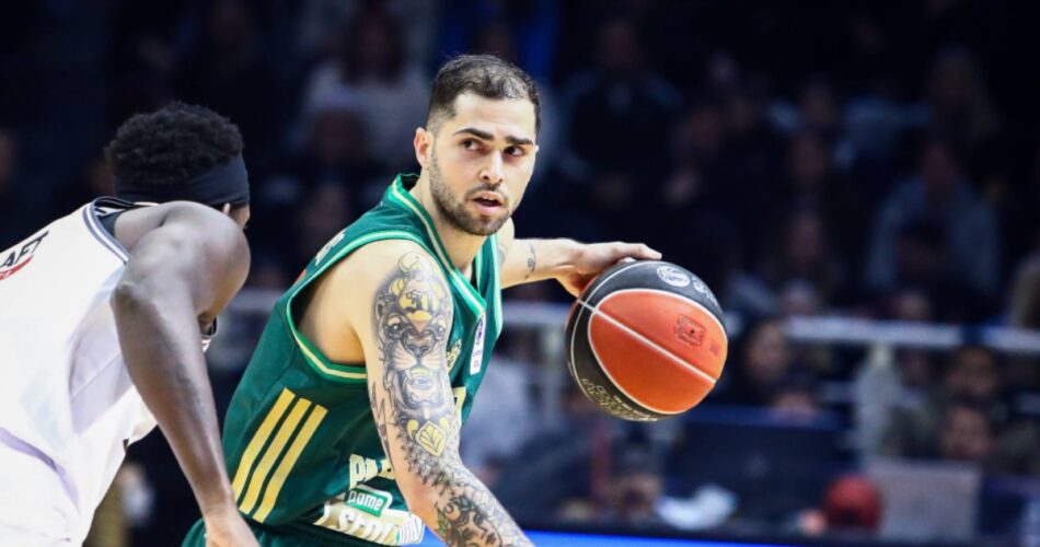 Ο Βασίλης Τολιόπουλος σε αγώνα της EuroLeague με τον Παναθηναϊκό, ενώ βρίσκεται στο επίκεντρο του μεταγραφικού ενδιαφέροντος του ΠΑΟΚ.