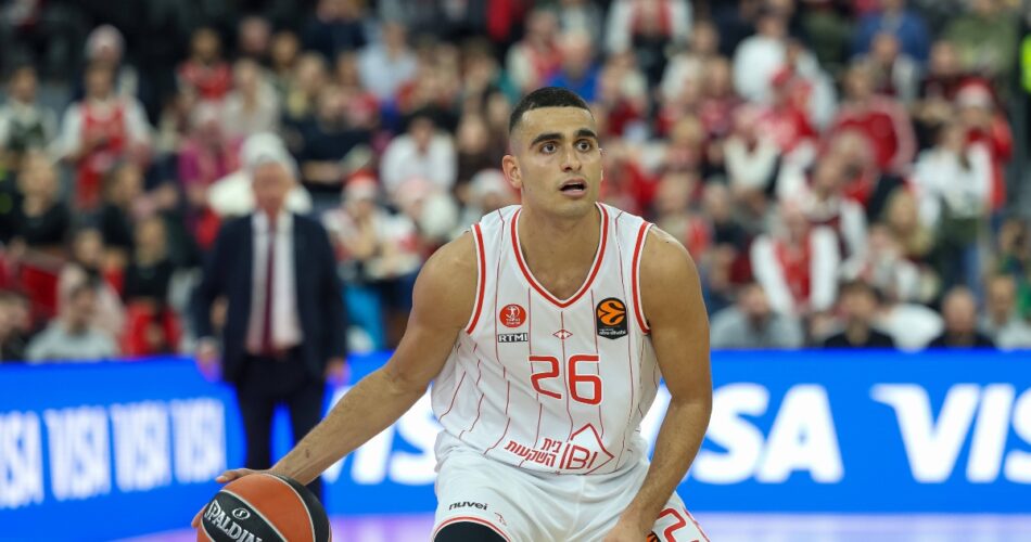 Ο Μαντάρ σε αγώνα της Χάποελ Τελ Αβίβ στην EuroLeague πριν από τη μεταγραφή του στη Μακάμπι Τελ Αβίβ
