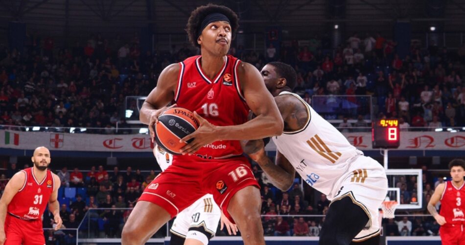 Ο Ζακ ΛεΝτέι σε αγώνα της Αρμάνι Μιλάνο στη EuroLeague