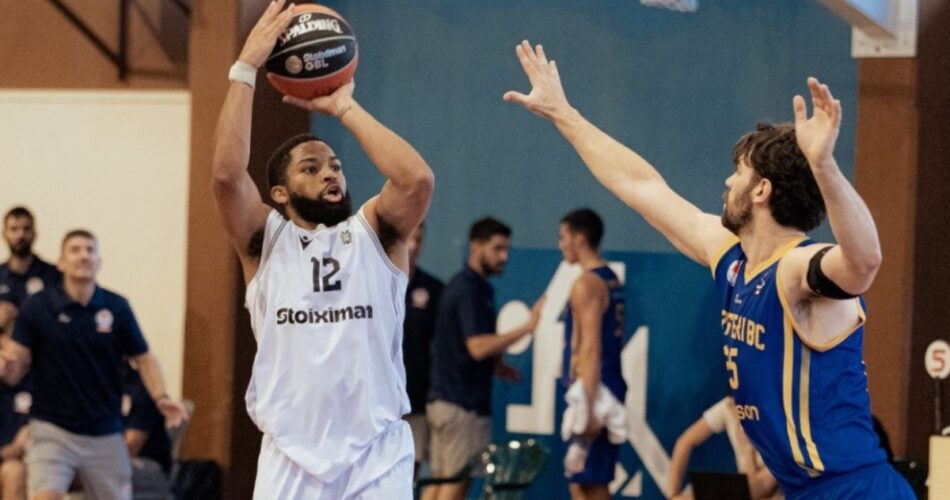 Ο Τρέβορ Χάτζινς με τη φανέλα του ΠΑΟΚ στο φιλικό παιχνίδι απέναντι στο Περιστέρι