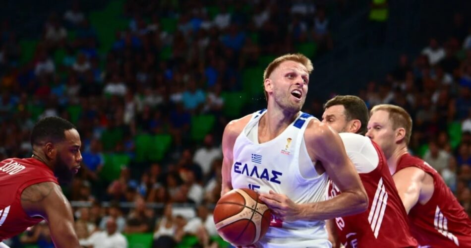 Ο Βασίλης Χαραλαμπόπουλος σε αγώνα με την Εθνική Ελλάδας, ο οποίος τραυματίστηκε στο γόνατο και θα μείνει εκτός δράσης για περισσότερο από έναν μήνα