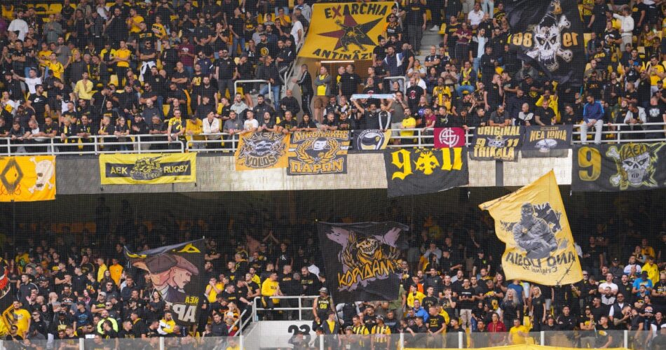 Φίλαθλοι της ΑΕΚ στην εξέδρα σε προηγούμενη αναμέτρηση της Super League