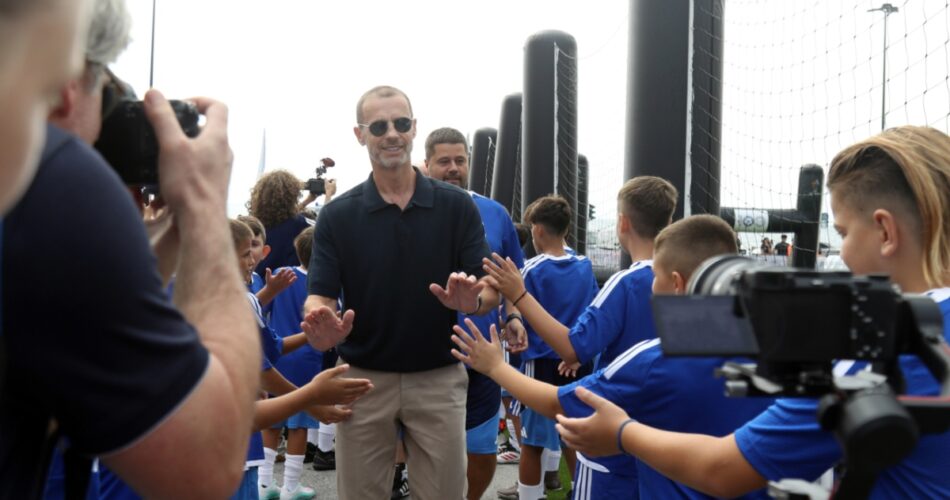 Ο πρόεδρος της UEFA Τσέφεριν στη σχετική εκδήλωση για τα 100 χρόνια της ΕΠΟ στη Θεσσαλονίκη