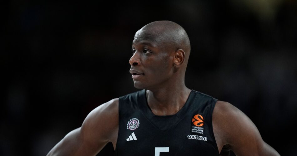 Ο Μπαντζά Σι με τη φανέλα της Παρί σε αγώνα της EuroLeague ενώ ακούγεται για την Παρτίζαν