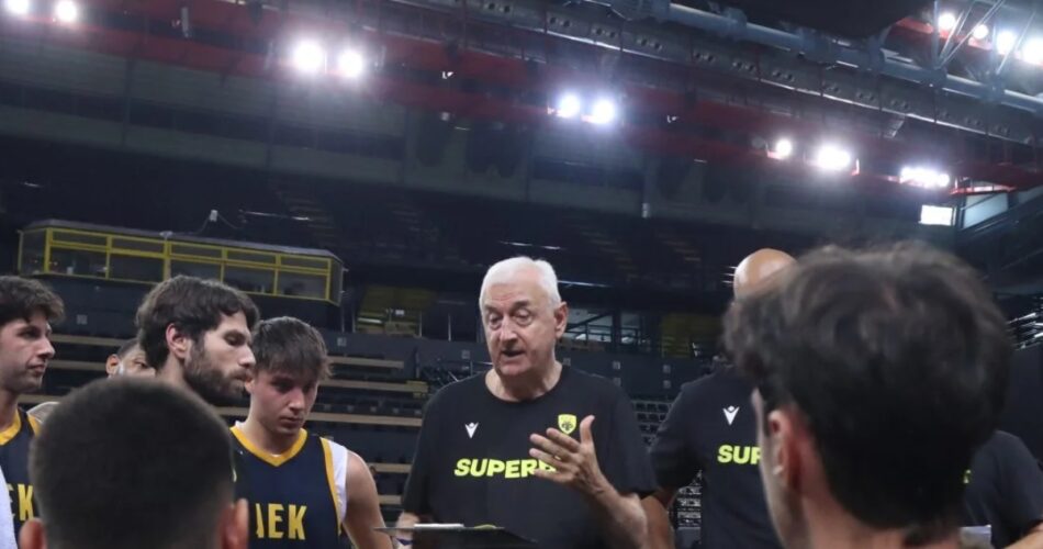 Ο Ντράγκαν Σάκοτα στον πάγκο της ΑΕΚ σε προηγούμενη αναμέτρηση της ομάδας