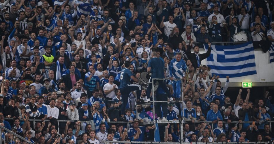Έλληνες φίλαθλοι στις εξέδρες σε αγώνα που έδωσε στη Γερμανία η Εθνική Ελλάδας