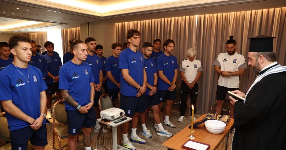 Στιγμιότυπο από τον αγιασμό που είχε η Εθνική Ελλάδας πριν από την έναρξη των υποχρεώσεών της στο Nations League