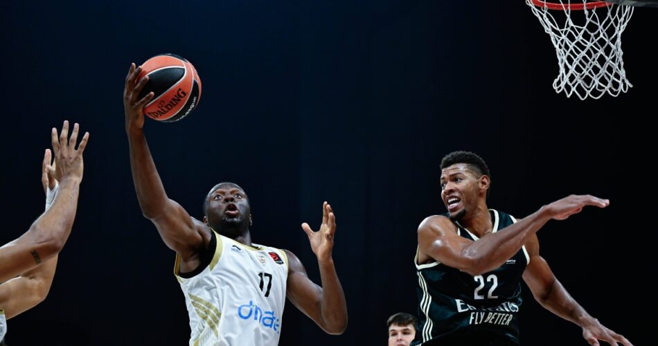 Ο Εμφιόντου Καμπενγκέλε της Ντουμπάι BC στην αναμέτρηση με τη Ρεάλ Μαδρίτης για το EuroLeague Super Cup