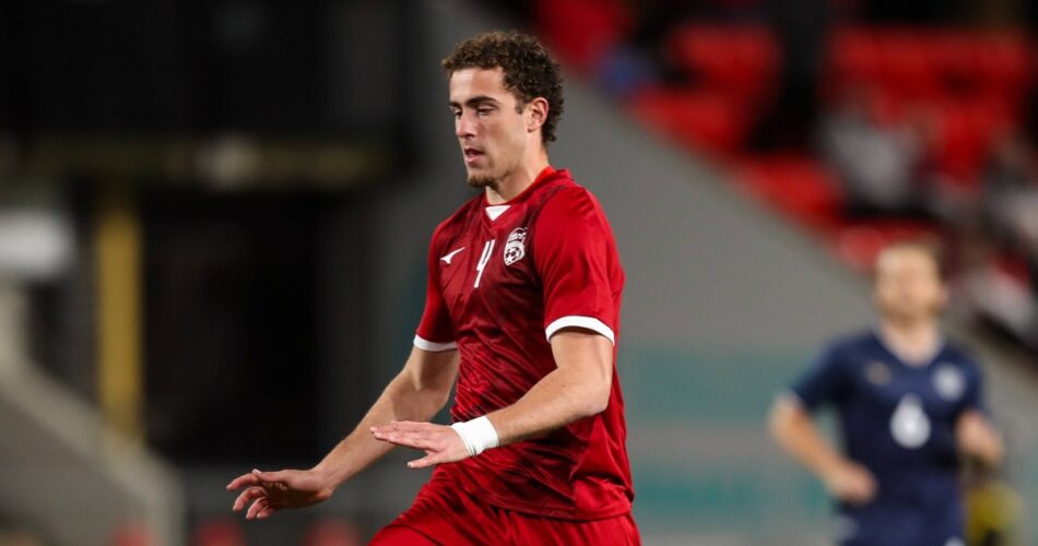 Ο Παναγιώτης Κικιάνης με τη φανέλα της Adelaide United σε αγώνα στην Αυστραλία πριν εξετάσει την περίπτωσή του η ΑΕΚ
