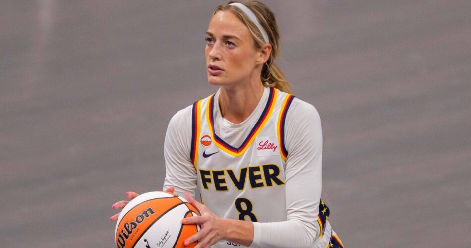 Η Σόφι Κάνινγκχαμ σε αγώνα της στο WNBA με τη φανέλα των Ιντιάνα Φίβερ