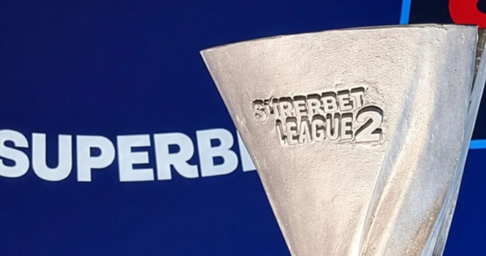 Το τρόπαιο της Super League 2 σε επίσημη φωτογραφία της διοργάνωσης