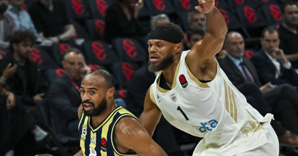 Ο Τέιλεν Χόρτον-Τάκερ με τη Φενέρμπαχτσε στον αγώνα με την Dubai Basketball για το EuroLeague Super Cup