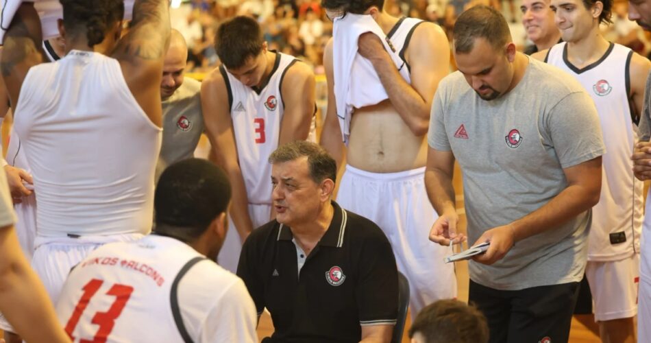 Ο Θανάσης Γιαπλές σε παλαιότερη παρουσία του στον πάγκο σε αγώνα που έδωσε ο Βίκος