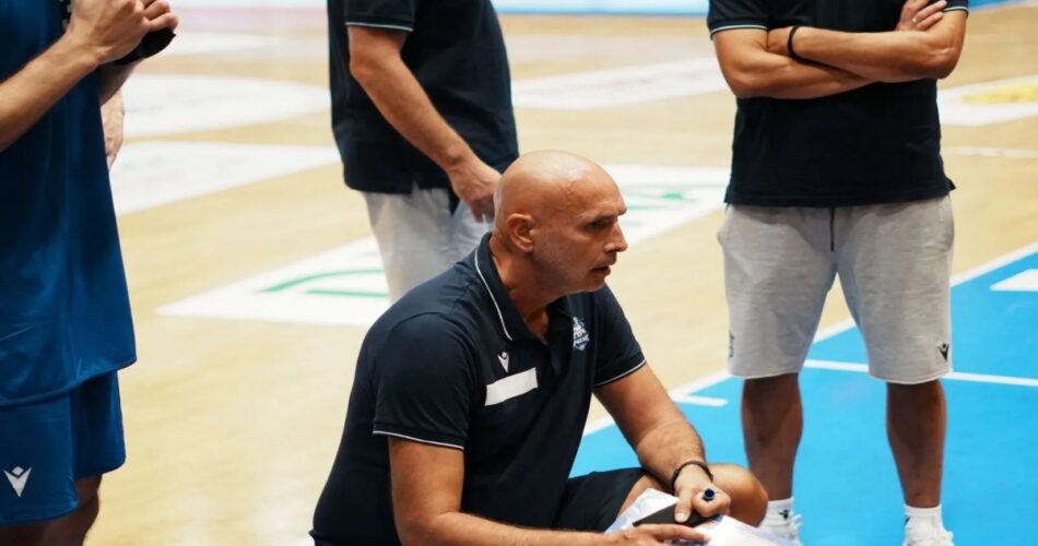 Ο Λούκιτς στον πάγκο του Ηρακλή σε προηγούμενη αναμέτρηση της ομάδας