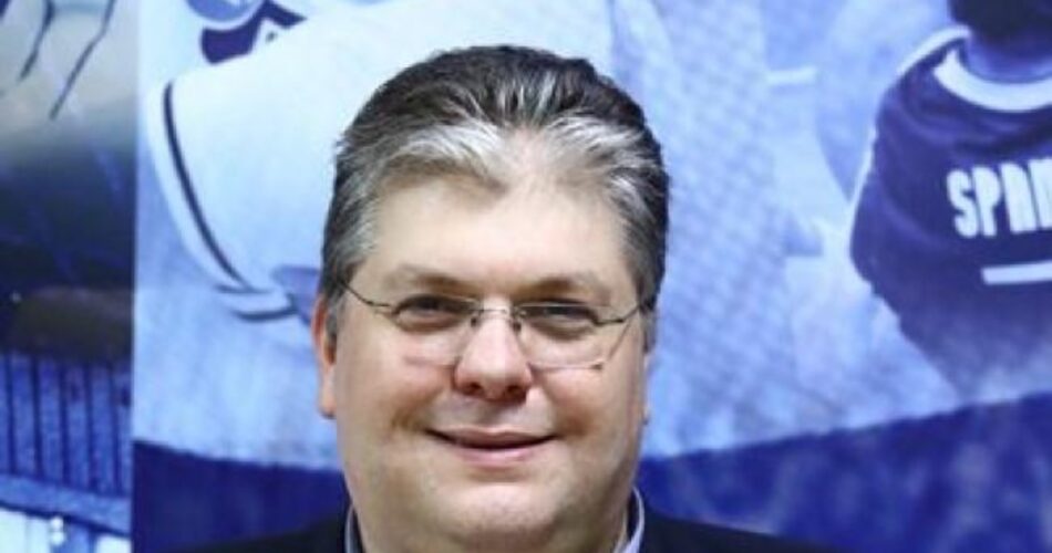 Ο πρόεδρος της ΕΟΚ Άγγελος Παπανικολάου σε φωτογραφία από πρόσφατη ανακοίνωση της Ελληνικής Ομοσπονδίας Καλαθοσφαίρισης