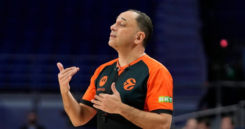 Διαιτητής της EuroLeague κατά τη διάρκεια παλαιότερης αναμέτρησης της διοργάνωσης