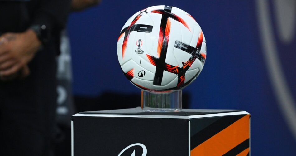 Ποδοσφαιρική μπάλα με το λογότυπο του UEFA Europa League