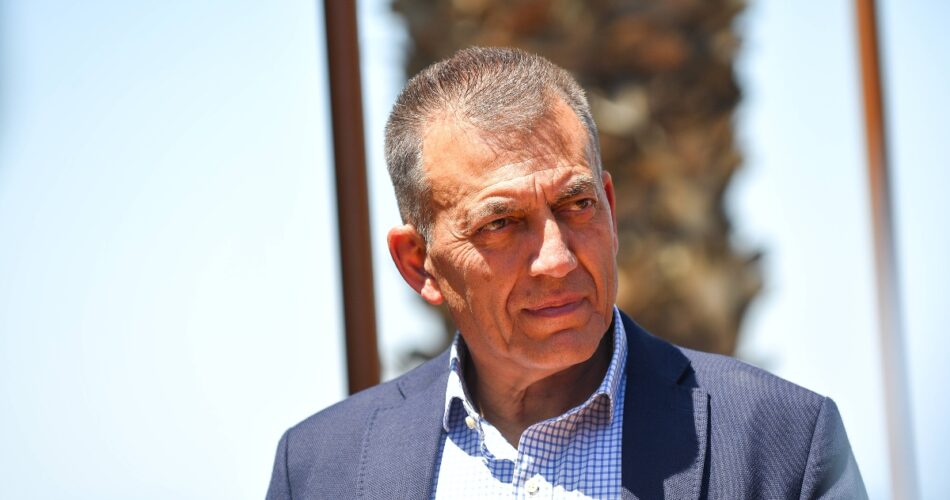 Ο Υπουργός Αθλητισμού Γιάννης Βρούτσης κατά τη διάρκεια παλαιότερης δημόσιας εκδήλωσης και εν μέσω αποφάσεων για την ΕΟΚ