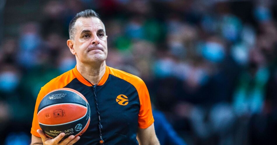 Ο Ηλίας Κορομηλάς κατά τη διάρκεια παλαιότερης αναμέτρησης της EuroLeague, στην οποία είχε διαιτητεύσει και τώρα εμπλέκεται στην υπόθεση του Basketgate