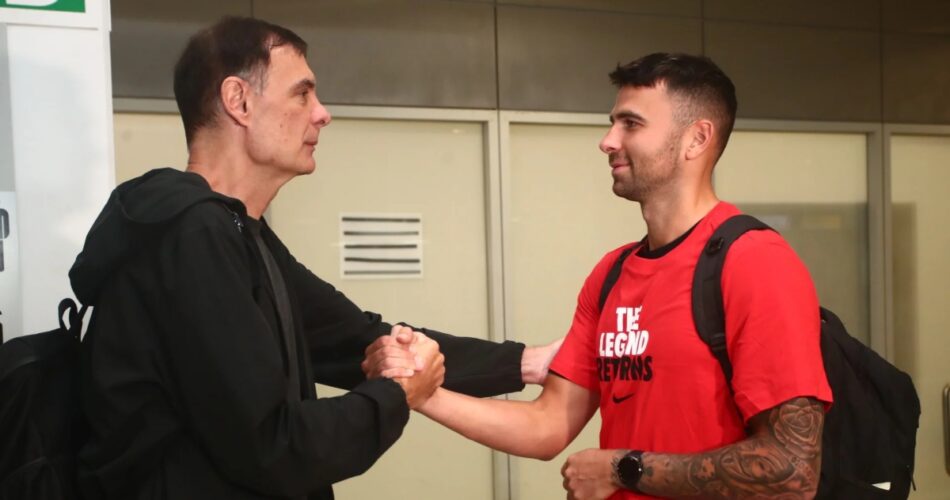 Ο Κόντσαρ στη φωτογραφία της επίσημης ανακοίνωσης της μεταγραφής του στον Ολυμπιακό