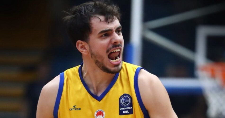Ο Κώστας Παπαδάκης με το Περιστέρι σε φωτογραφία της ομάδας από την αναμέτρηση με τον Ηρακλή