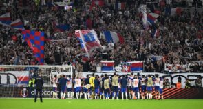 Λιόν: «Καμπάνα» από την UEFA για τη συμπεριφορά των οπαδών της
