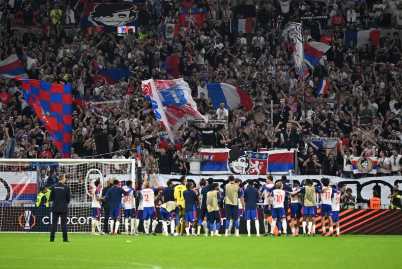 Λιόν: «Καμπάνα» από την UEFA για τη συμπεριφορά των οπαδών της
