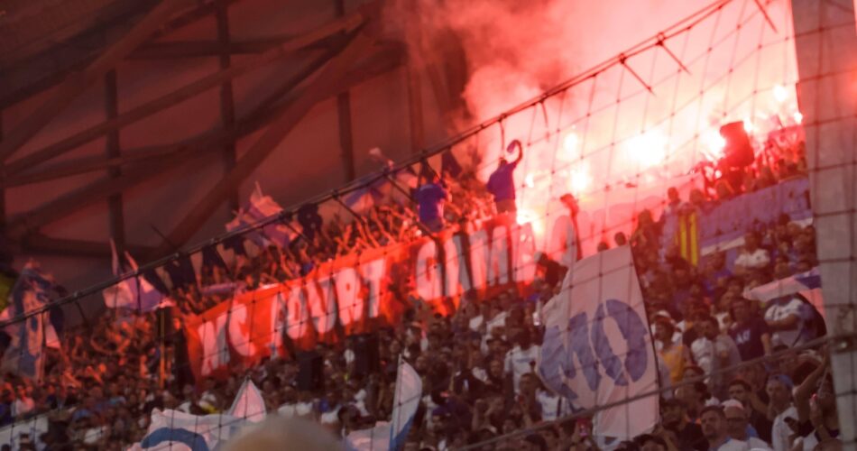 Το γήπεδο Βελοντρόμ της Μαρσέιγ με έντονη παρουσία φιλάθλων της γαλλικής ομάδας στις εξέδρες