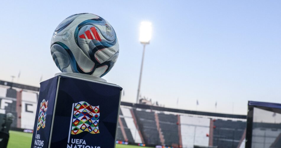 Μπάλα του Nations League σε ελληνικό ποδοσφαιρικό γήπεδο κατά τη διάρκεια αναμέτρησης της διοργάνωσης