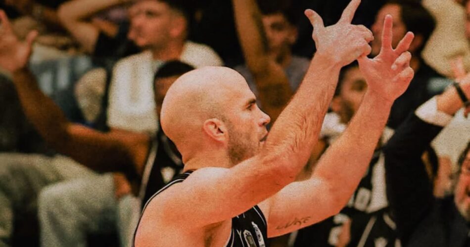 Ο Νικ Καλάθης με τη φανέλα του ΠΑΟΚ στο παιχνίδι απέναντι στη Μύκονο