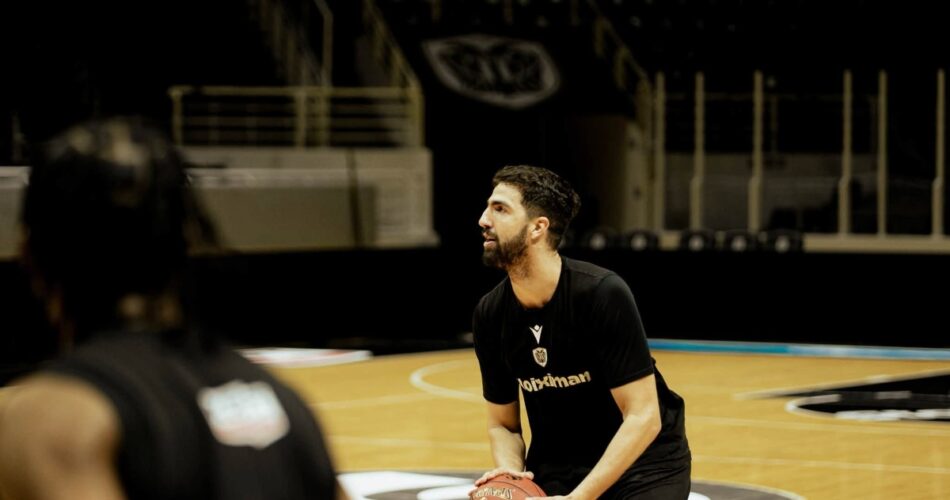 Ο Νίκος Χουγκάζ με τη φανέλα του ΠΑΟΚ κατά τη διάρκεια πρόσφατης μπασκετικής αναμέτρησης
