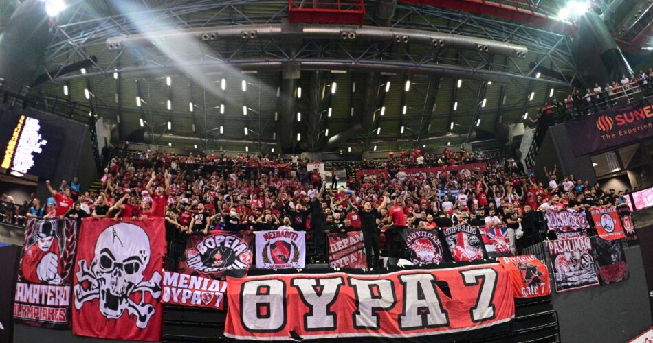 Οπαδοί του Ολυμπιακού στις εξέδρες της SUNEL Arena κατά τη διάρκεια πρόσφατης αναμέτρησης της ομάδας για τη EuroLeague