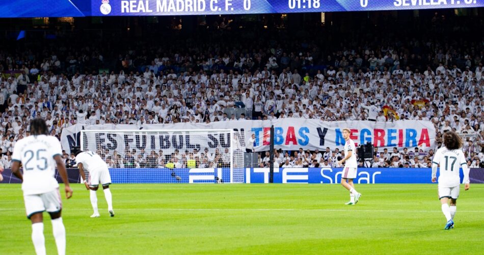 Γενική άποψη του Σαντιάγκο Μπερναμπέου με τις εξέδρες και τον αγωνιστικό χώρο σε πρόσφατη αναμέτρηση της Ρεάλ Μαδρίτης για τη La Liga