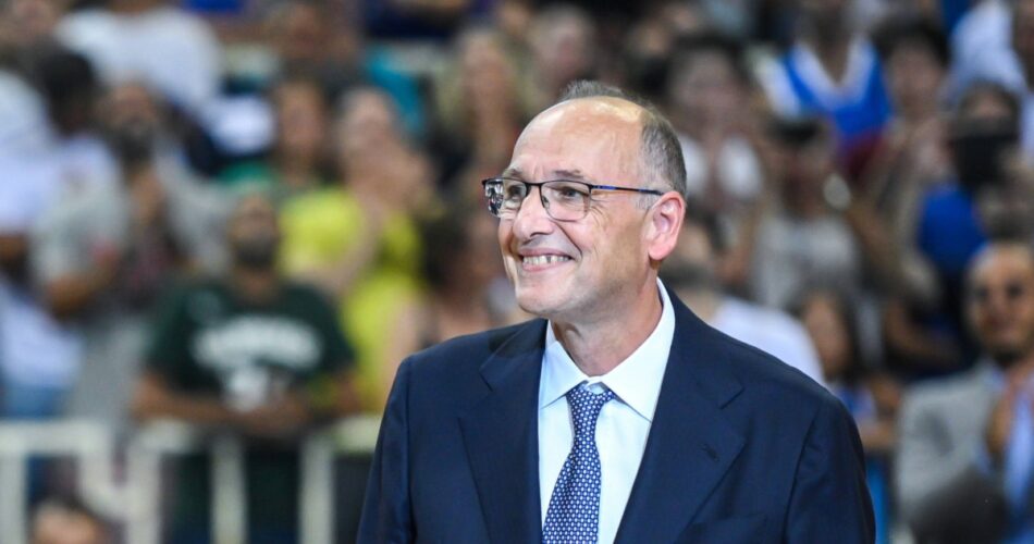 Ο Βαγγέλης Λιόλιος στις εξέδρες κατά τη διάρκεια παλαιότερου αγώνα του ελληνικού πρωταθλήματος μπάσκετ μετά από νέα μαρτυρία προς το πρόσωπό του