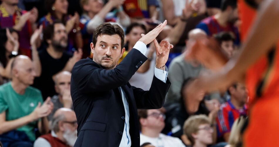 Ο προπονητής Τσάβι Αλμπέρ στον πάγκο της Βαλένθια κατά τη διάρκεια πρόσφατης αναμέτρησης